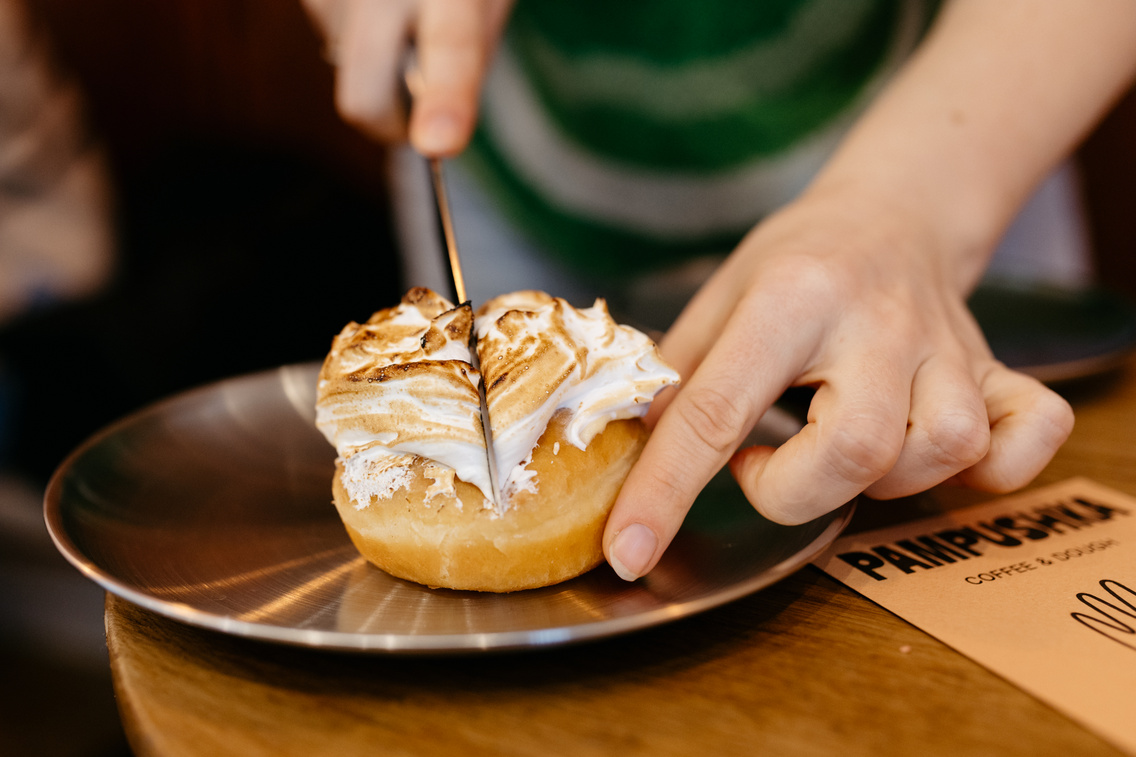Halvány arany meringue fánk, Pampushka menükártyával
