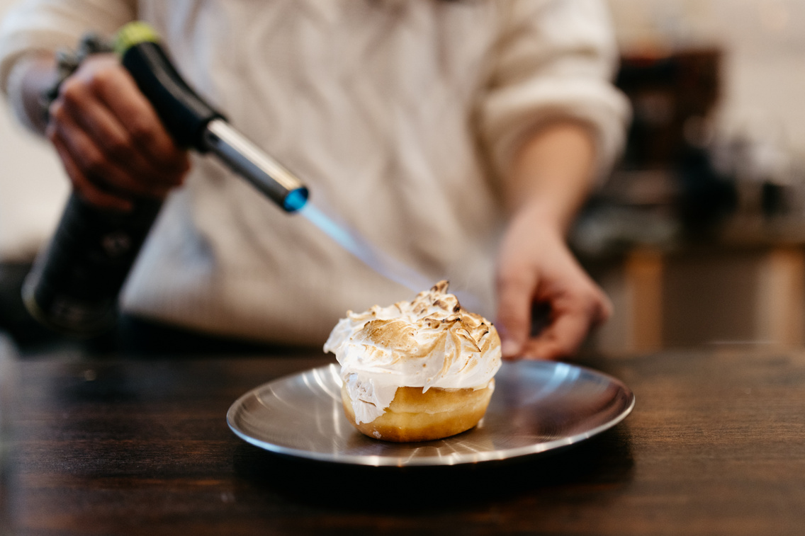 Fúvólámpa a meringue fánkon — a kézmuves készítési folyamat bemutatása